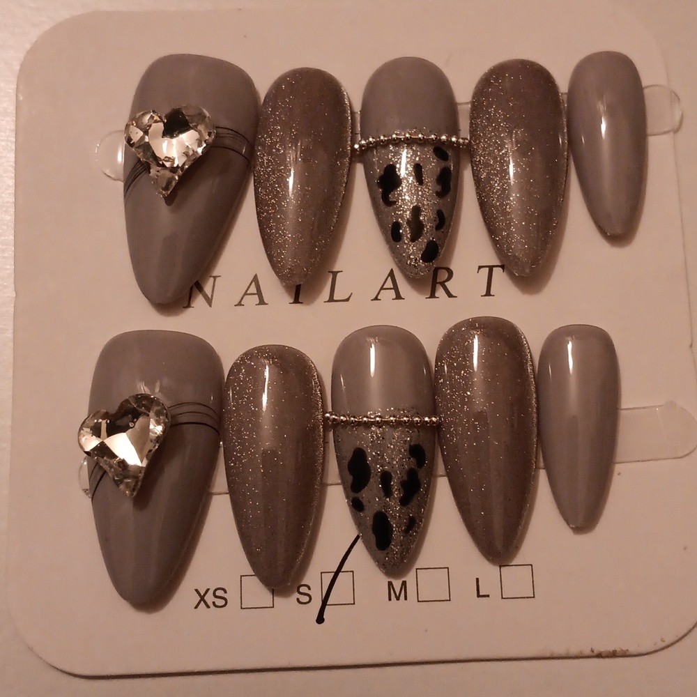 Beautiful handmade size small nails 💅